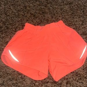 coral lululemon hotty hots 4”